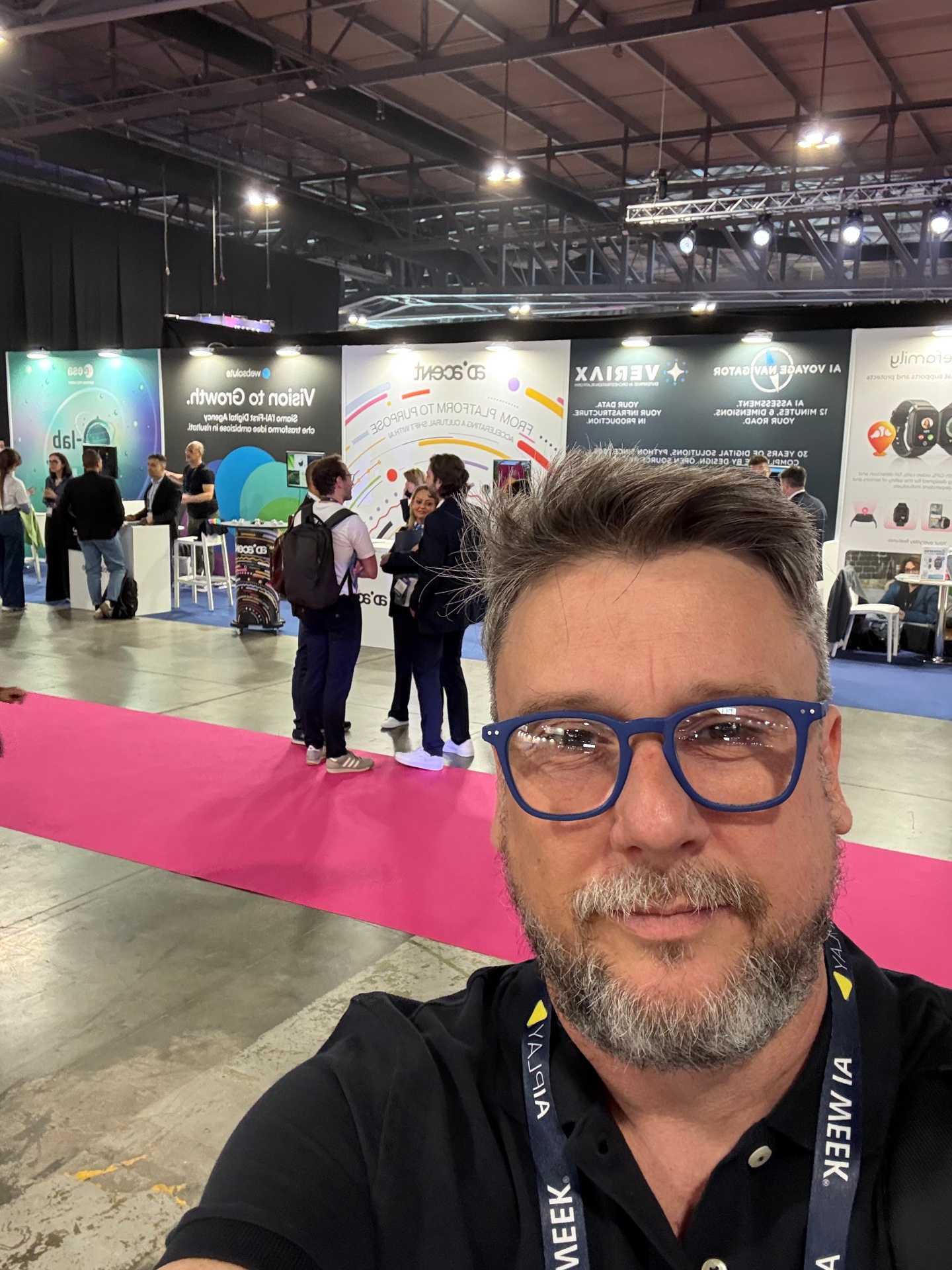No pavilhão da AI Week entre stands de parceiros e marcas de IA